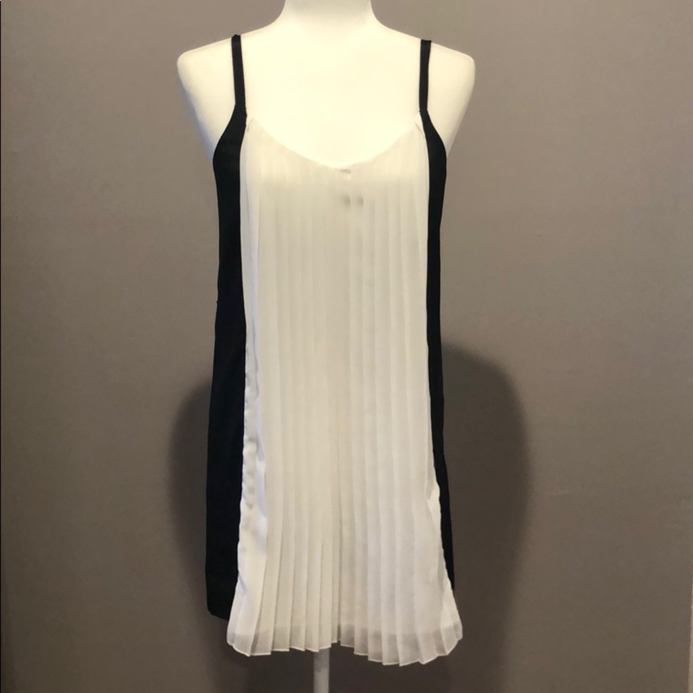 **NWT**Black and White Hi Low Pleated Dress